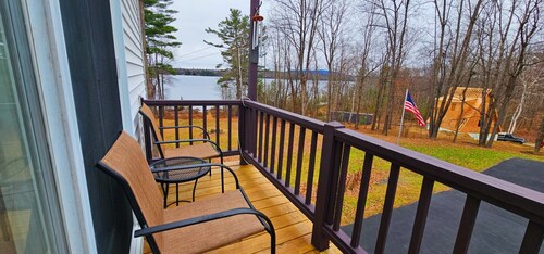 Lakeshore Retreat- Walk to town*Snowmobile Access