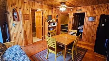 2 slaapkamers, een strijkplank/strijkijzer, gratis wifi, beddengoed