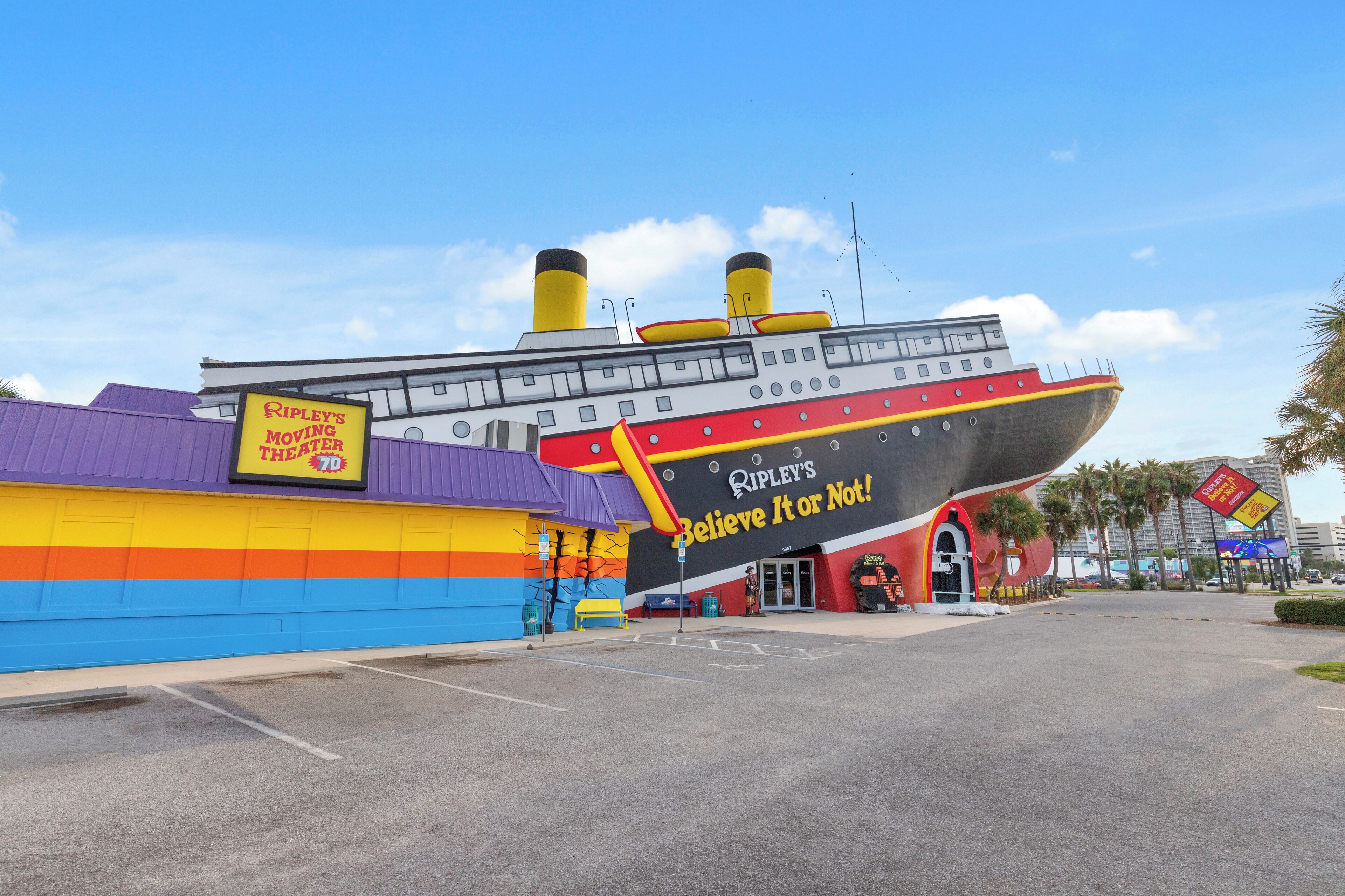 Värikäs rakennus, jonka kyltissä lukee: ”Ripley’s Believe It Or Not!”