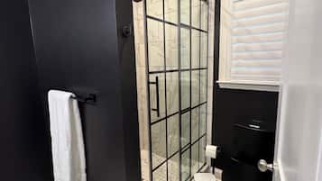 Regadera, secadora de cabello, toallas, jabón