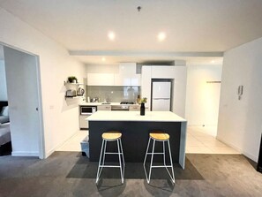 冷蔵庫、電子レンジ、オーブン、コンロ