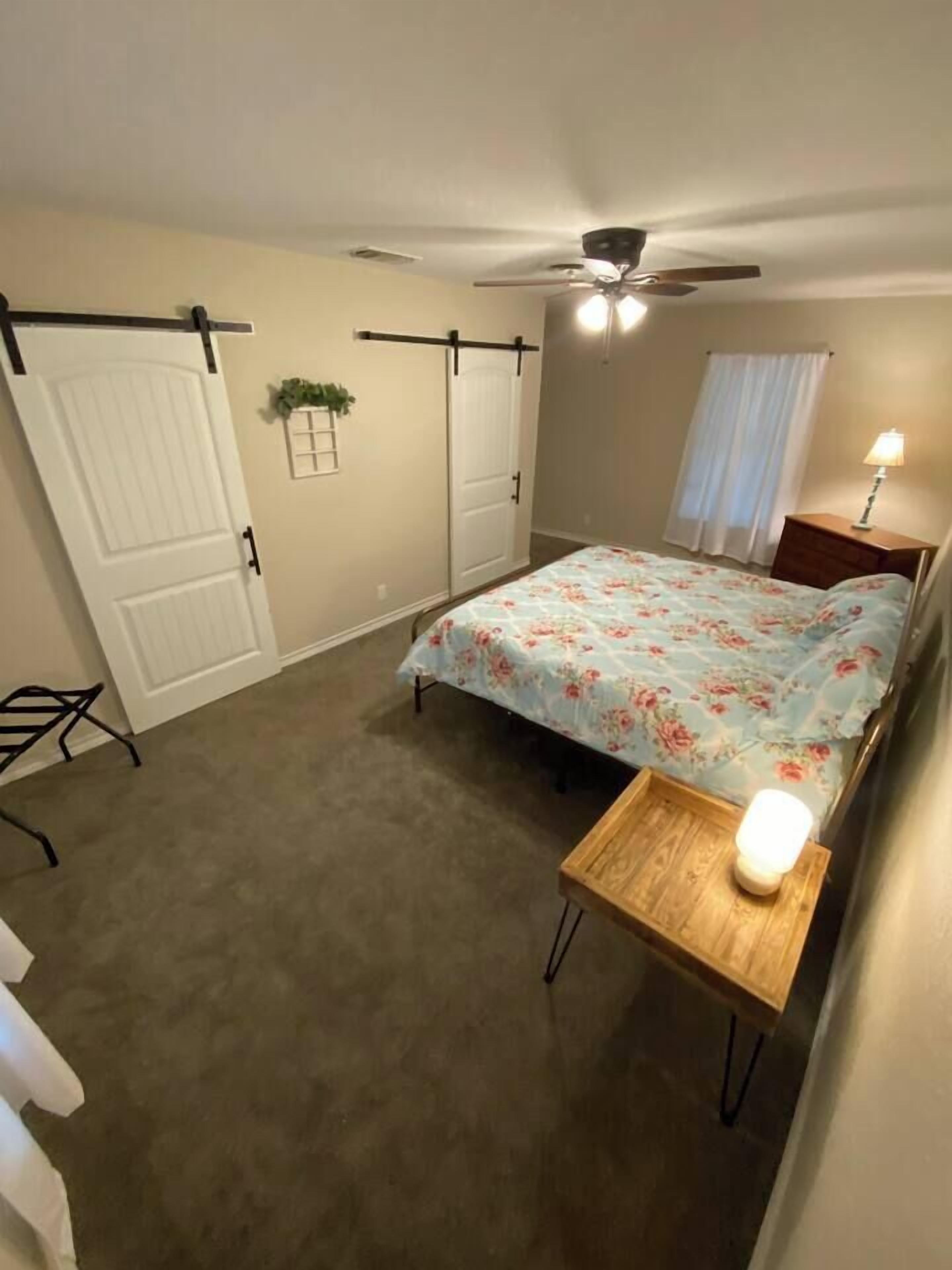 3 عدّة غرف نوم ومكواة/لوح كي وواي فاي وملاءات أسرّة