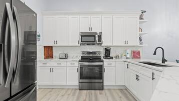 Townhome, Multiple Beds, Patio, Garden View (6724 Thomas Dr) | Private kitchen | Fridge, microwave, oven, stovetop