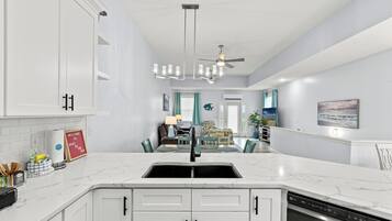 Townhouse, Beberapa Tempat Tidur, patio, pemandangan kebun (6724 Thomas Dr) | Dapur pribadi | Lemari es, microwave, oven, dan kompor