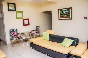Appartement Économique, balcon, vue ville | Coin séjour