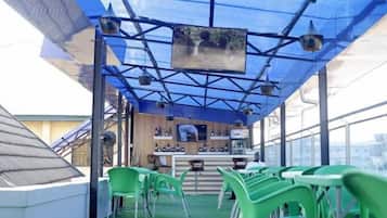 Swim-up bar