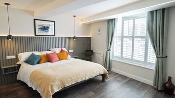 Deluxe-dobbeltværelse | Skrivebord, arbejdsområde til bærbare computere, mørklægningsgardiner