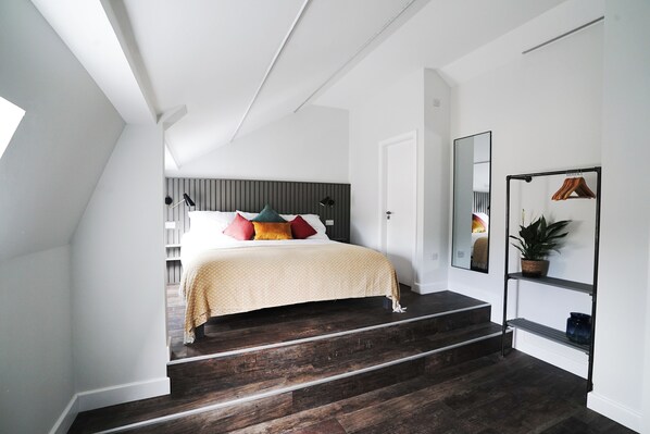 Deluxe Double Room | Desk, laptop workspace, blackout drapes, soundproofing - Sgwar-Boutique Rooms (Menai Bridge)