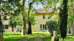 A yellow building with a tiled roof, surrounded by trees and a gravel path. - Le Moun Mazet 3-star self-catering accomodation, CLIM, Calm, Nature, 6 people, Provence (Miramas)