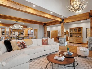 Smart TV, fireplace, foosball, table tennis - 7 BR Mtn Retreat w/ Panoramic Views, Free Door-to-Door Deer Valley Shuttle (Park City)