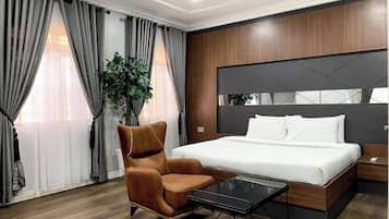 3 habitaciones, escritorio y espacio para trabajar con laptop