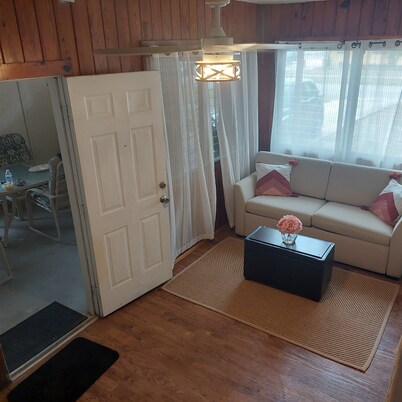 Charming family friendly 3-bedroom house in lovely Sanford with WiFi, AC