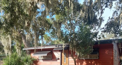 Charming family friendly 3-bedroom house in lovely Sanford with WiFi, AC
