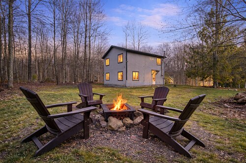 Relaxing Pocono Chalet Near Lake & Skiing