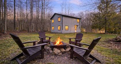 Relaxing Pocono Chalet Near Lake & Skiing