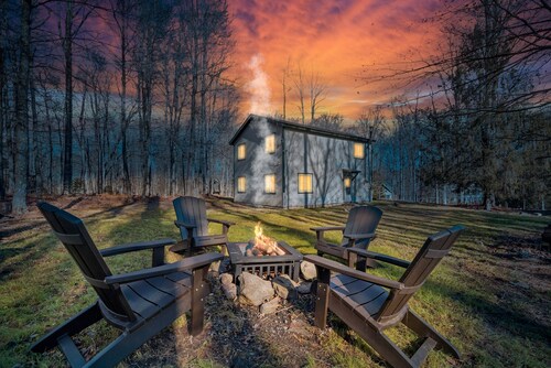 Relaxing Pocono Chalet Near Lake & Skiing