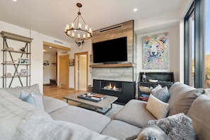 Smart TV, fireplace
