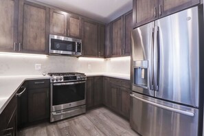 Refrigerador, microondas, horno, placa de cocina