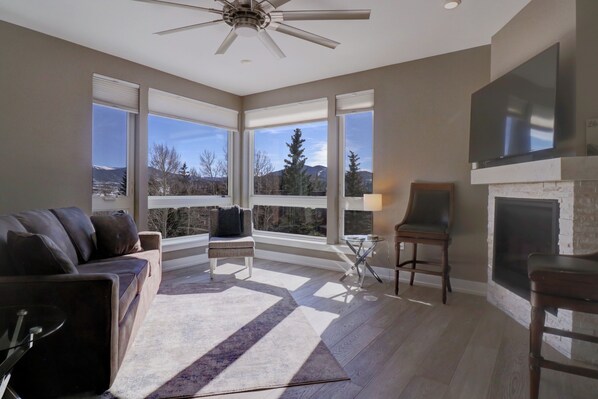 Smart TV, fireplace - Sail Lofts of Lake Dillon 205 (Dillon)