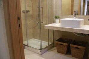 Shower, hair dryer, towels, soap - Family Apartment in Lisbon's Historic Area (Lisboa)