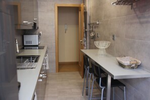 Fridge, microwave, oven, stovetop - Family Apartment in Lisbon's Historic Area (Lisboa)