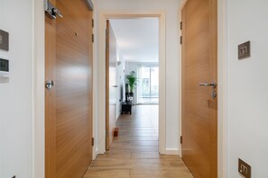 Interior - 2 Bed London Flat Near Trains | Sleeps 4 | Modern (London)