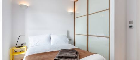 2 間睡房、書桌、熨斗/熨衫板、可攜式嬰兒床