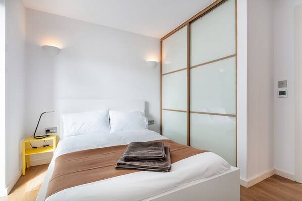 2 bedrooms, desk, iron/ironing board, travel cot - 2 Bed London Flat Near Trains | Sleeps 4 | Modern (London)