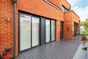 Exterior detail - 2 Bed London Flat Near Trains | Sleeps 4 | Modern (London)