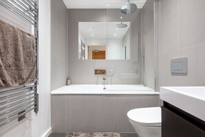 Towels, soap, toilet paper - 2 Bed London Flat Near Trains | Sleeps 4 | Modern (London)