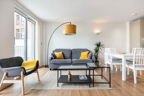 Smart TV - 2 Bed London Flat Near Trains | Sleeps 4 | Modern (London)