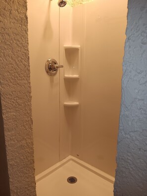 Douche, séchoir à cheveux, bidet, serviettes fournies