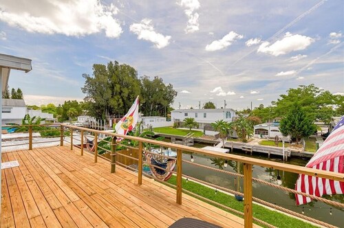 Waterfront 4BR 6+Crib 3BA+Study/Gm Rm Pool Kayak jetski