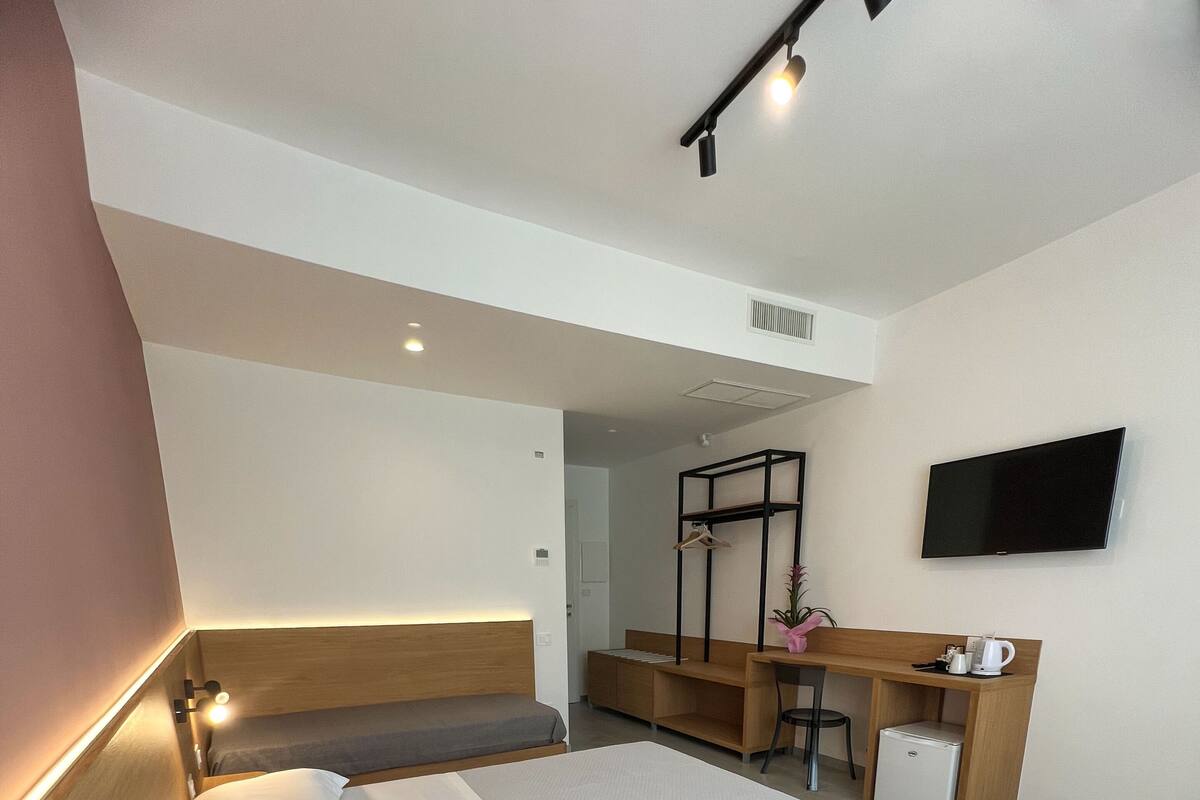 Deluxe Triple Room, Private Bathroom | Desk, WiFi (free), bed sheets
