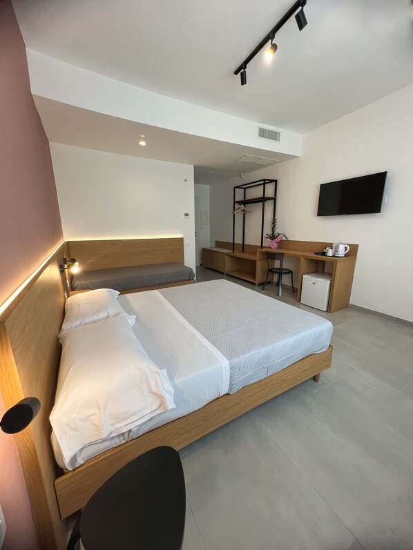 Deluxe Triple Room, Private Bathroom | Desk, free WiFi, bed sheets - Le camere del centro (Matera)