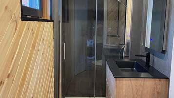 Een douche, een haardroger, een bidet, handdoeken