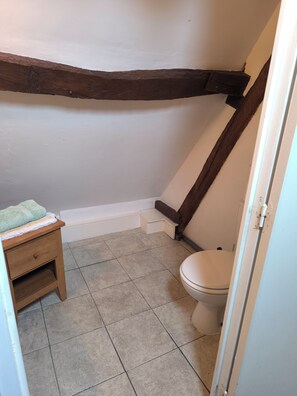 Dusche, Haartrockner, Handtücher, Toilettenpapier
