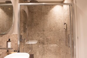 Shower, hair dryer, bidet, towels