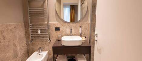 Dusche, Haartrockner, Bidet, Handtücher