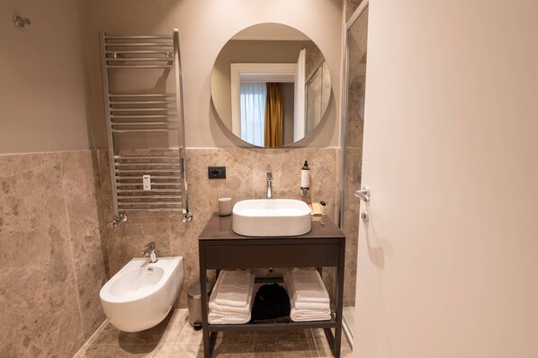 Douche, sèche-cheveux, bidet, serviettes fournies