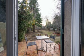 Outdoor dining - Maison au coeur d'un jardin / Charmant 2 pièces (ROMAINVILLE)