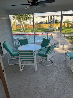 Outdoor dining - Renovated 2-bed 2 bath home with Pool, Garage, just a bike ride to Siesta Key! (Sarasota)