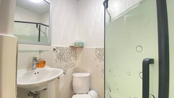 Dusj, hårføner, håndklær og såpe