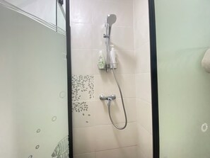 Dusche, Haartrockner, Handtücher, Seife
