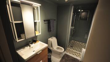 Secador de pelo, toallas, jabón y papel higiénico