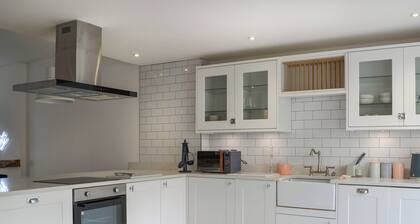 The Parade - UK48433