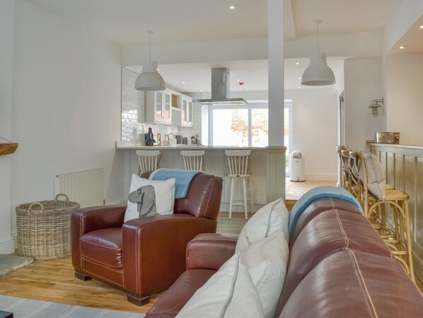 TV, fireplace - The Parade - UK48433 (Bridlington)