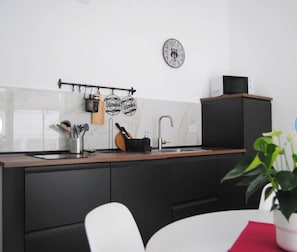 Kühlschrank, Mikrowelle, Herdplatte, Geschirrspüler