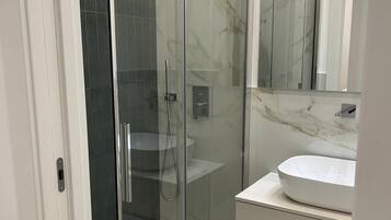 Doccia, asciugacapelli, bidet, asciugamani