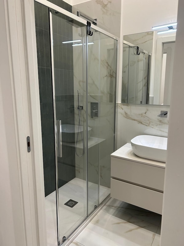 Dusche, Haartrockner, Bidet, Handtücher